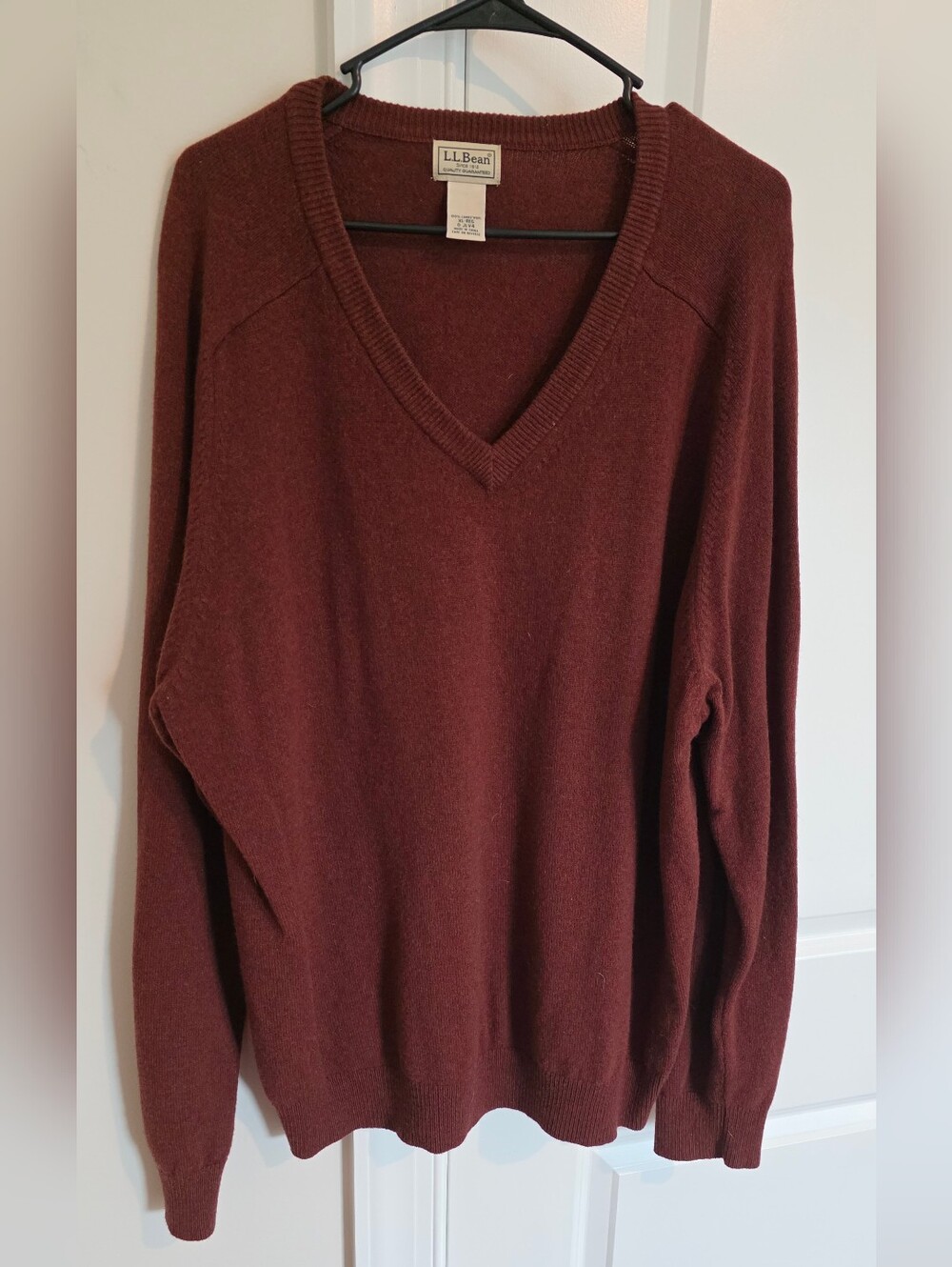 Vintage L.L.Bean 100% Lambs'wool Men's V-Neck Sweater - Deep Burgundy. Size XL.